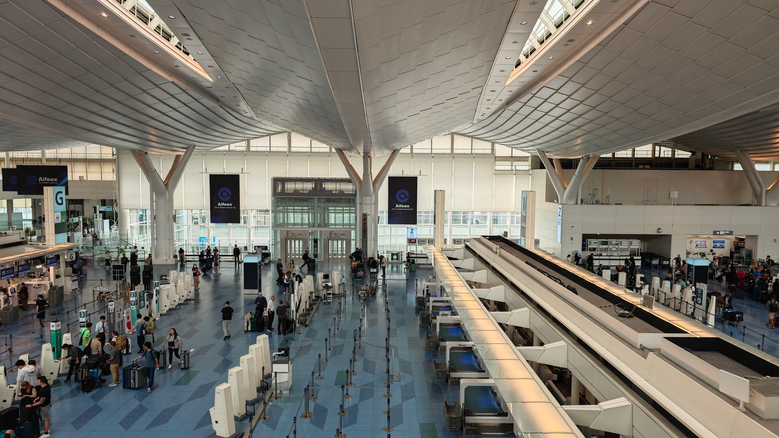 জাপানের Haneda Airport-এর terminal-এর বাস্তব দৃশ্য