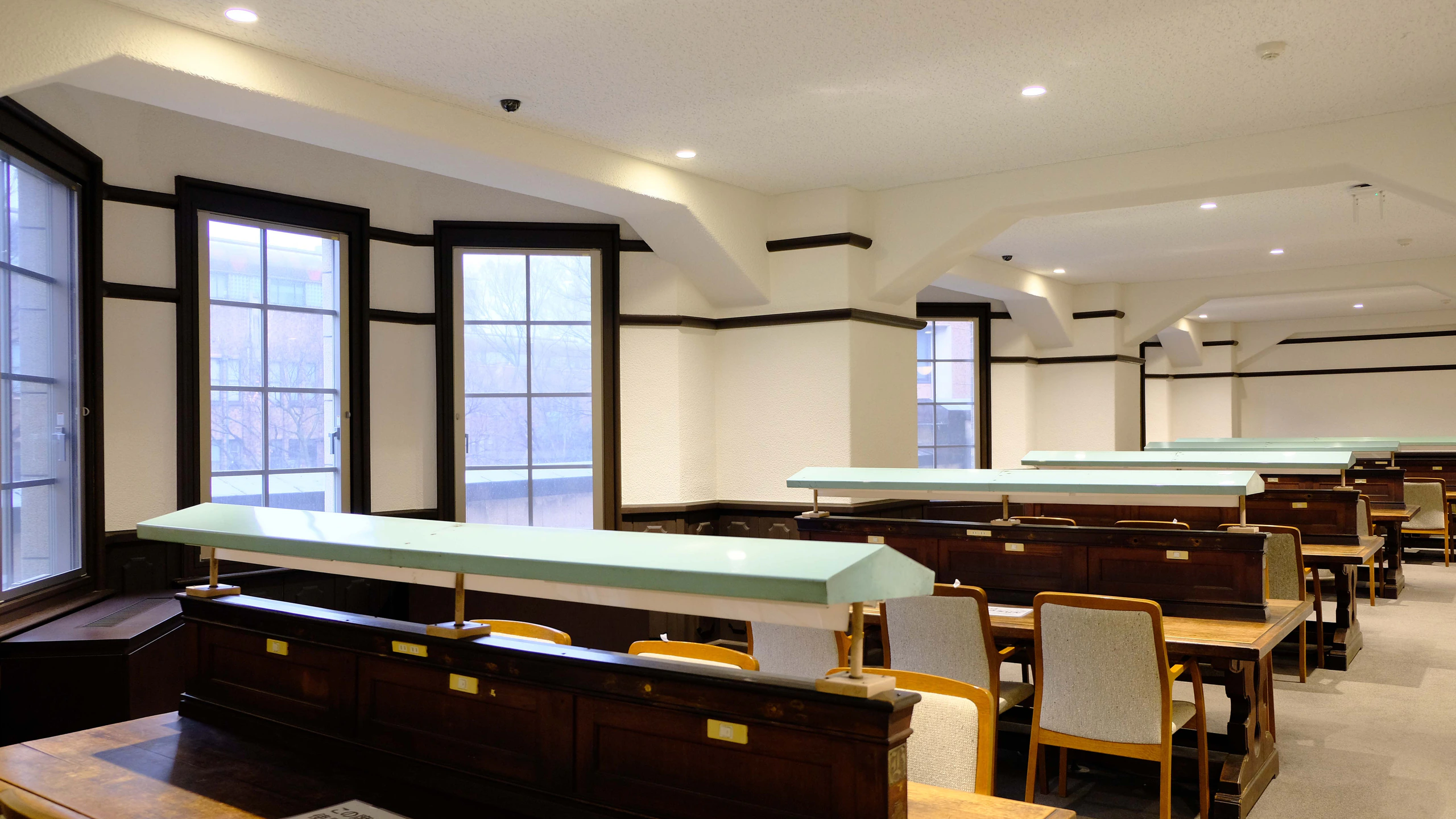 University of Tokyo-এর লাইব্রেরির পাঠকক্ষ; YUME-এর শ্রেণিকক্ষ নয়